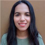 La profesora de Lengua Castellana y Literatura, imparte con los niños de todas la edades